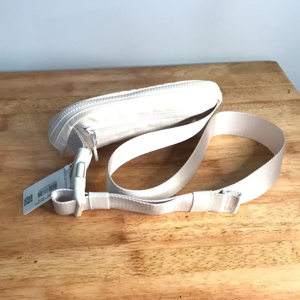 NWT Lululemon Everywhere Belt Bag White Opal - Picture 6 of 10